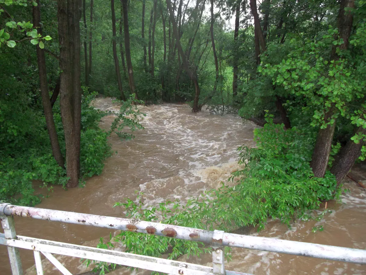Potok Sulistrowicki wezbrany wskutek gwałtownych opadów i awarii zapory zalewu