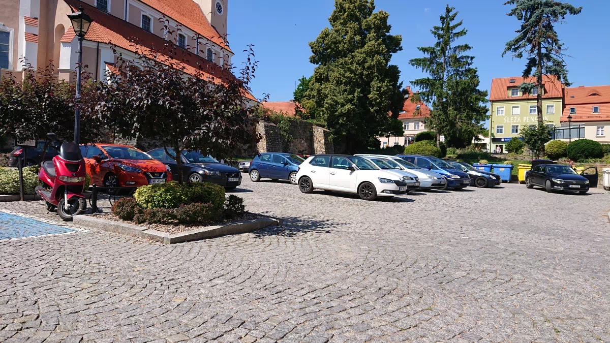 Parking Przy Urzędzie Miasta I Gminy Sobótka - VisitSobotka.com - Masyw ...